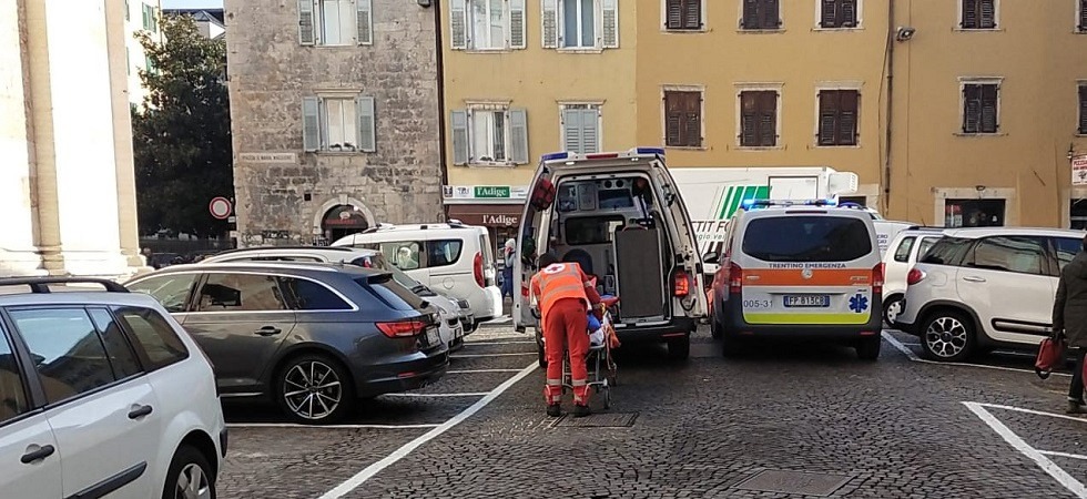 Investita dal furgone in centro a Trento mentre attraversa la strada: una donna trasportata in ospedale